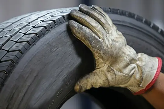Praca przy oponie — mobilna wulkanizacja